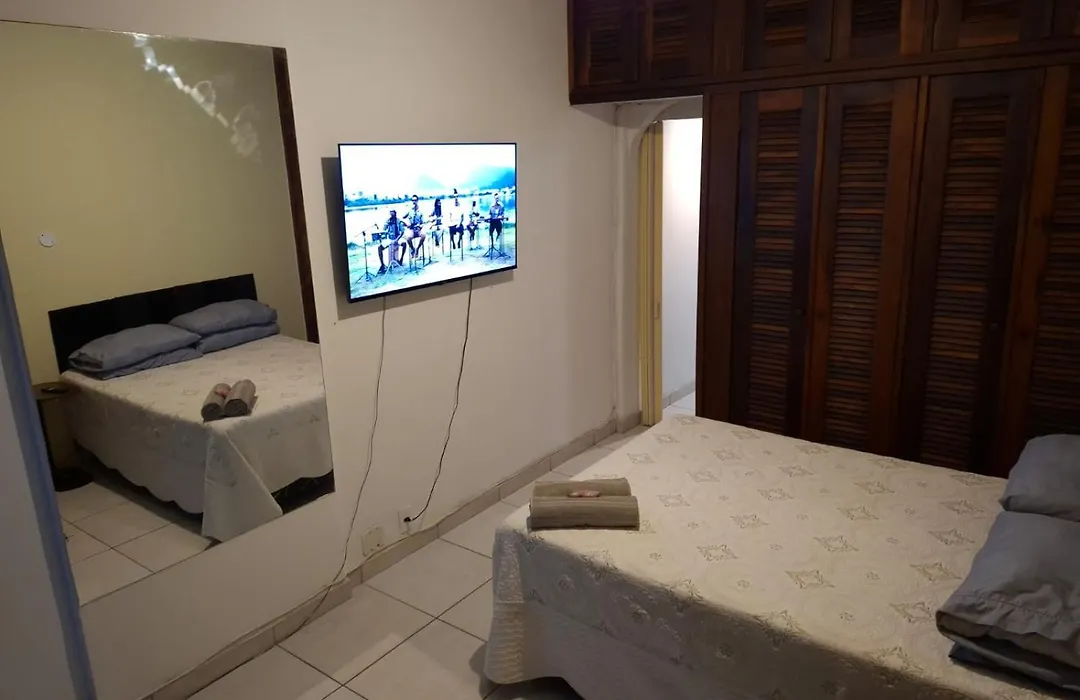 Acorde olhe para o Mar de Copacabana na quadra da praia o apartamento foi preparado para ser o cenário das melhores memórias de suas férias com um ambiente iluminado e refrigerado você encontra aqui um espaço ideal para relaxar com sua família e amig-1