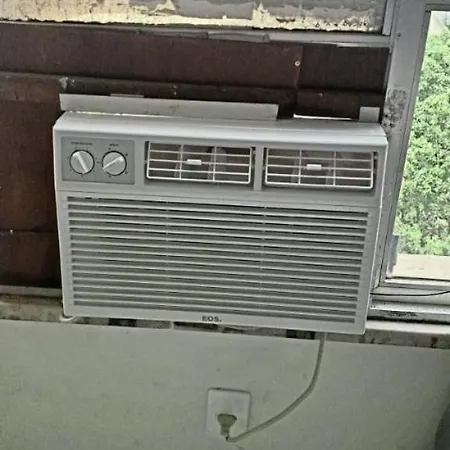 Acorde olhe para o Mar de Copacabana na quadra da praia o apartamento foi preparado para ser o cenário das melhores memórias de suas férias com um ambiente iluminado e refrigerado você encontra aqui um espaço ideal para relaxar com sua família e amig-2