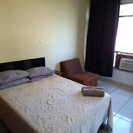 Acorde olhe para o Mar de Copacabana na quadra da praia o apartamento foi preparado para ser o cenário das melhores memórias de suas férias com um ambiente iluminado e refrigerado você encontra aqui um espaço ideal para relaxar com sua família e amig-3